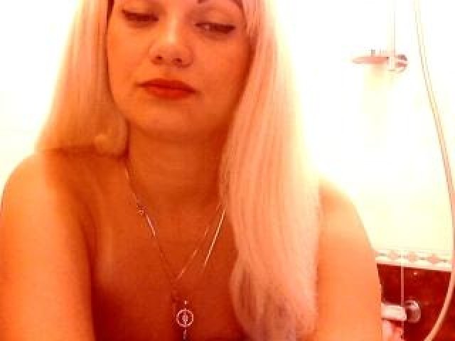 22297-maximmadiva-large-tits-babe-webcam-model-shaved-pussy-webcam-blonde