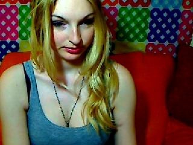 28577-roxysweet-webcam-model-shaved-pussy-webcam-tits-medium-tits-blue-eyes