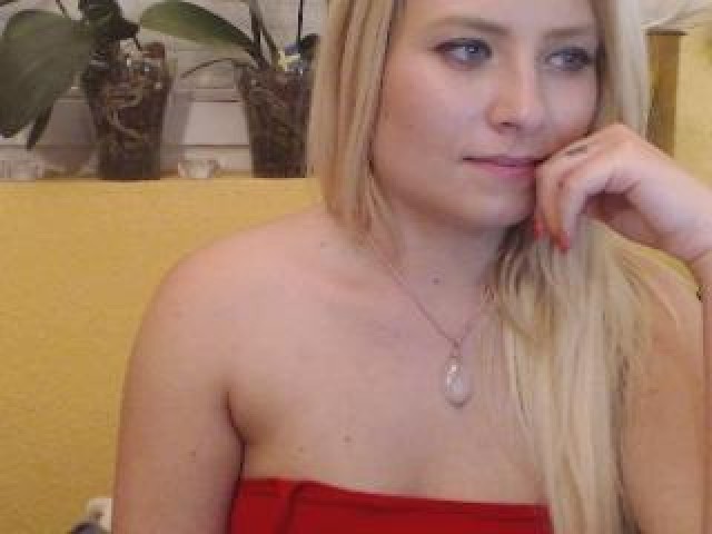 38030-siennagold-medium-tits-blonde-pussy-caucasian-kissing-webcam-model