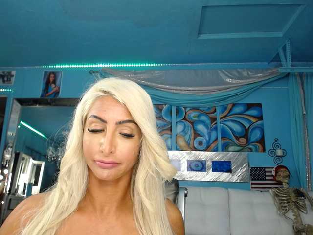 38664-cam-model-adrianna-fox-young-woman-games-enjoying-masturbation-bisexual-female-usa